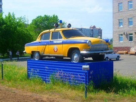 Памятник автомобилю ГАИ 
