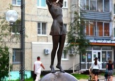 Скульптурная композиция "Девочка с голубем"