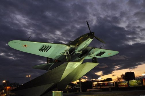 Памятник самолету Ил-2