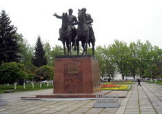 Памятник 200-летию добровольного вхождения Осетии в Россию 