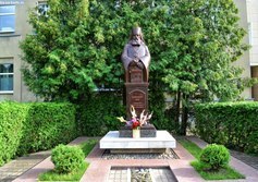 Памятник профессору медицины Архиепископу Луке
