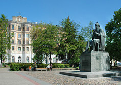 Памятник М. Е. Салтыкову-Щедрину