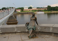Памятник Девушке-туристке
