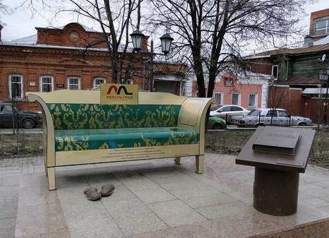 Памятник дивану Обломова