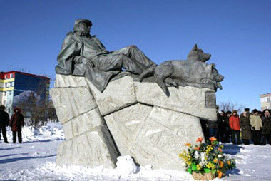 Памятник писателю Юрию Рытхэу