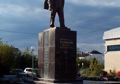 Памятник геологу Ф. К. Салманову 