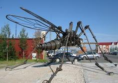 Памятник комару в Ноябрьске ЯНАО Тюменской области