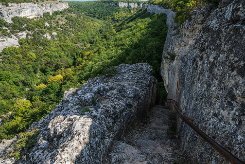 Лестница в скале Свято-Успенского монастыря