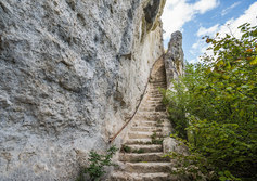 Лестница в скале Свято-Успенского монастыря