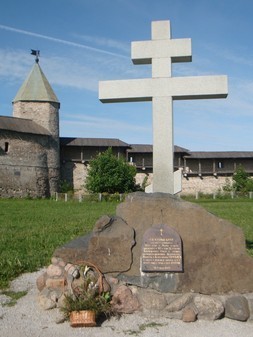 Крест на месте Благовещенского Собора в Псковском Кроме