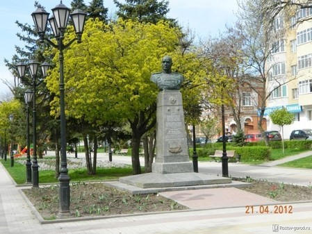Памятник Д. Д. Лелюшенко