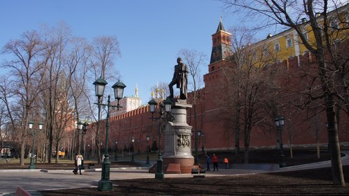 Памятник Александру Первому в Александровском саду в Москве