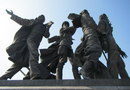 Памятник первостроителям города