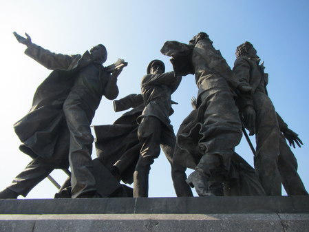 Памятник первостроителям города