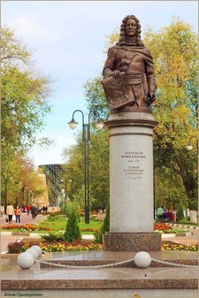 Памятник первому белгородскому губернатору князю Ю. Ю. Трубецкому.