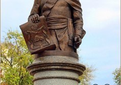 Памятник первому белгородскому губернатору князю Ю. Ю. Трубецкому.