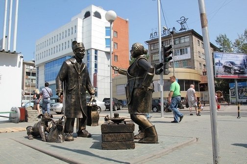 Памятник "Покупатель и продавец"