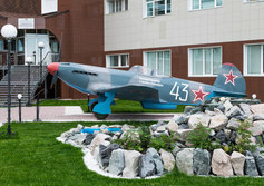 Памятник Як-9
