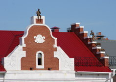 Гамельнский крысолов и другие персонажи на крыше в Йошкар-Оле