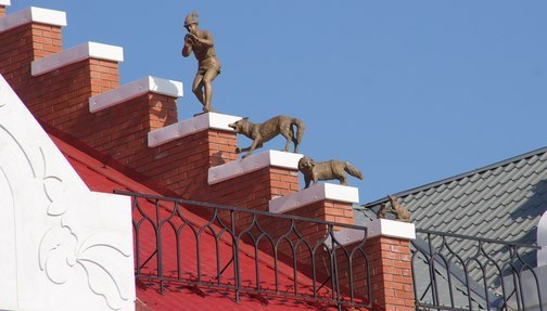 Гамельнский крысолов и другие персонажи на крыше в Йошкар-Оле