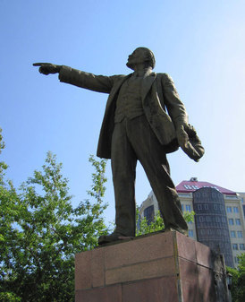 Ленин у Дворца Труда (НГАВТ)