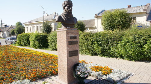 Памятник генералу Ефремову в Тарусе