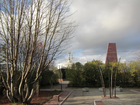Памятник портовикам, погибшим в годы великой отечественной войны на трудовом посту