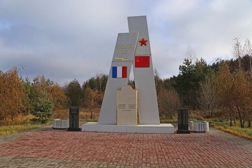 памятник погибшим эскадрильи Нормандия Неман