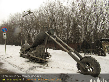 Памятник мотоциклу московских кичливых "Ночных волков"