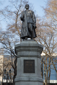 Памятник герою гражданской войны Сергею Лазо