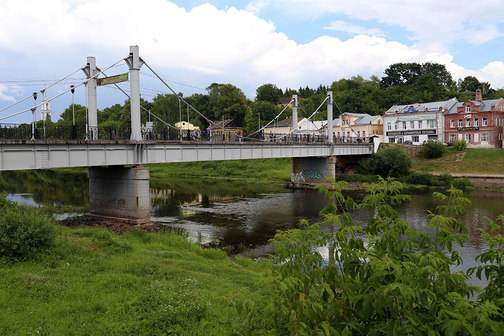 Пешеходный мост через реку Тверца