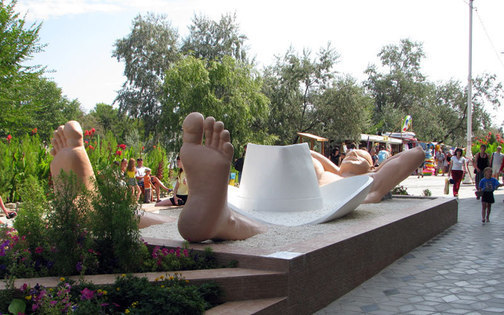 Памятник Отдыхающему со шляпой
