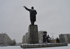 Памятник Ленину и скульптурная композиция