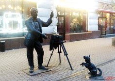 Городская скульптура "Фотограф с собачкой"