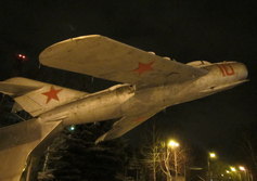 Памятник самолету МиГ-17
