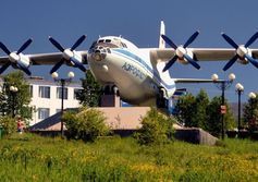 Самолёт-памятник Ан-12Б в Магаданском аэропорту Сокол