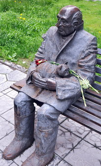 Памятник Вадиму Козину в Магадане
