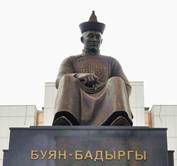 Памятник Буяну Бадыргы (Монгушу) в Кызыле