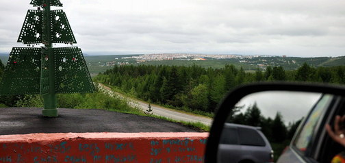 Смотровая площадка и стелы Нерюнгри с коротким рассказом про угольный город в Якутии.