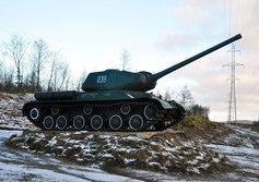 Исторический памятник танк ИС-2 на Анивской трассе Сахалина.