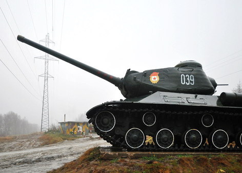 Исторический памятник танк ИС-2 на Анивской трассе Сахалина.