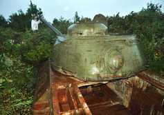 Танковые капониры и танки в селе Стародубское на восточном побережье Сахалина