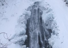 Водопад возле мыса Клокова на восточном побережье Сахалина
