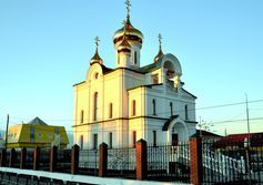 Благовещенский храм расположен в центре, у поворота на переправу с Нижнего Бестяха до Якутска. 