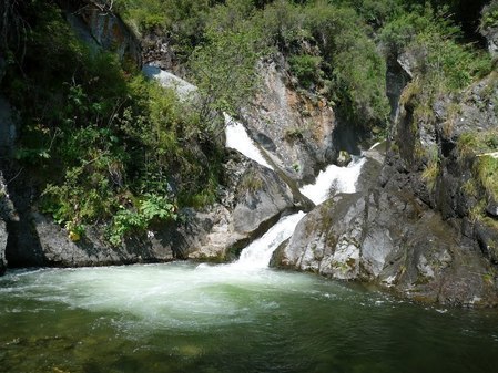 Водопад на реке Ачелман (левый приток реки Чулышман), ниже села Балыкча на Алтае