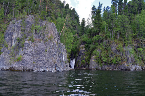 Водопад Киште - находится на восточном берегу Телецкого озера, на Алтае
