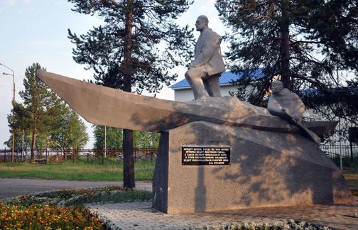 Первый памятник русскому исследователю Арктики В.А.Русанову в Печоре