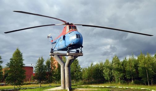 Памятник вертолету Ми-4 в Усинске