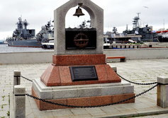 Памятный знак пионерам подводного плавания во Владивостоке