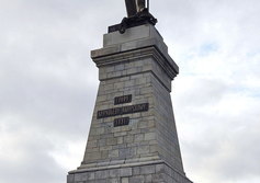 Памятник графу Муравьеву-Амурскому (рисунок на пятитысячной купюре)